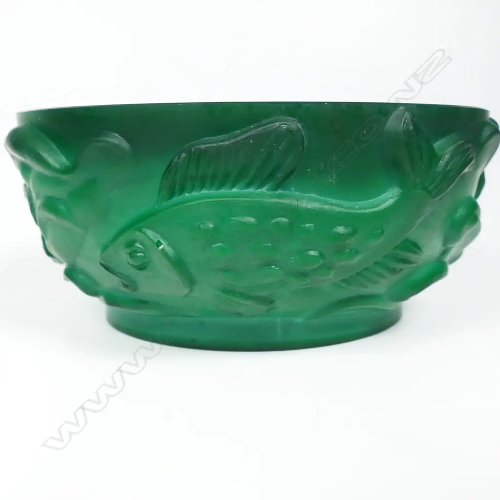 An Art Deco Czechoslovakian malachite glass lidded bowl, Image 1++