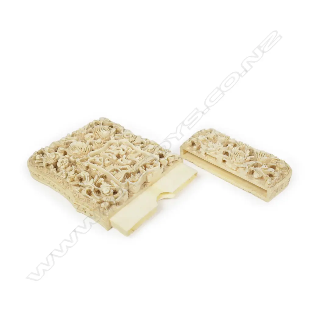 A 19thC ornately carved ivory card case, Image 1++