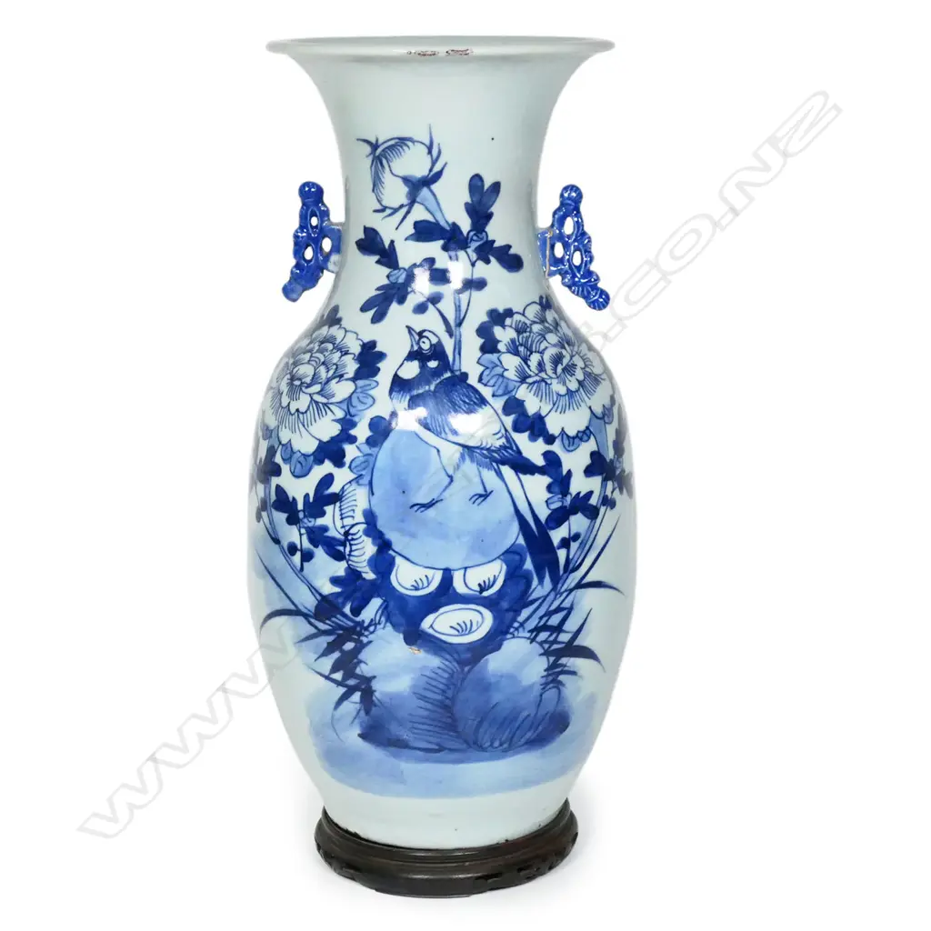 A Chinese blue and white vase on stand, Image 1++