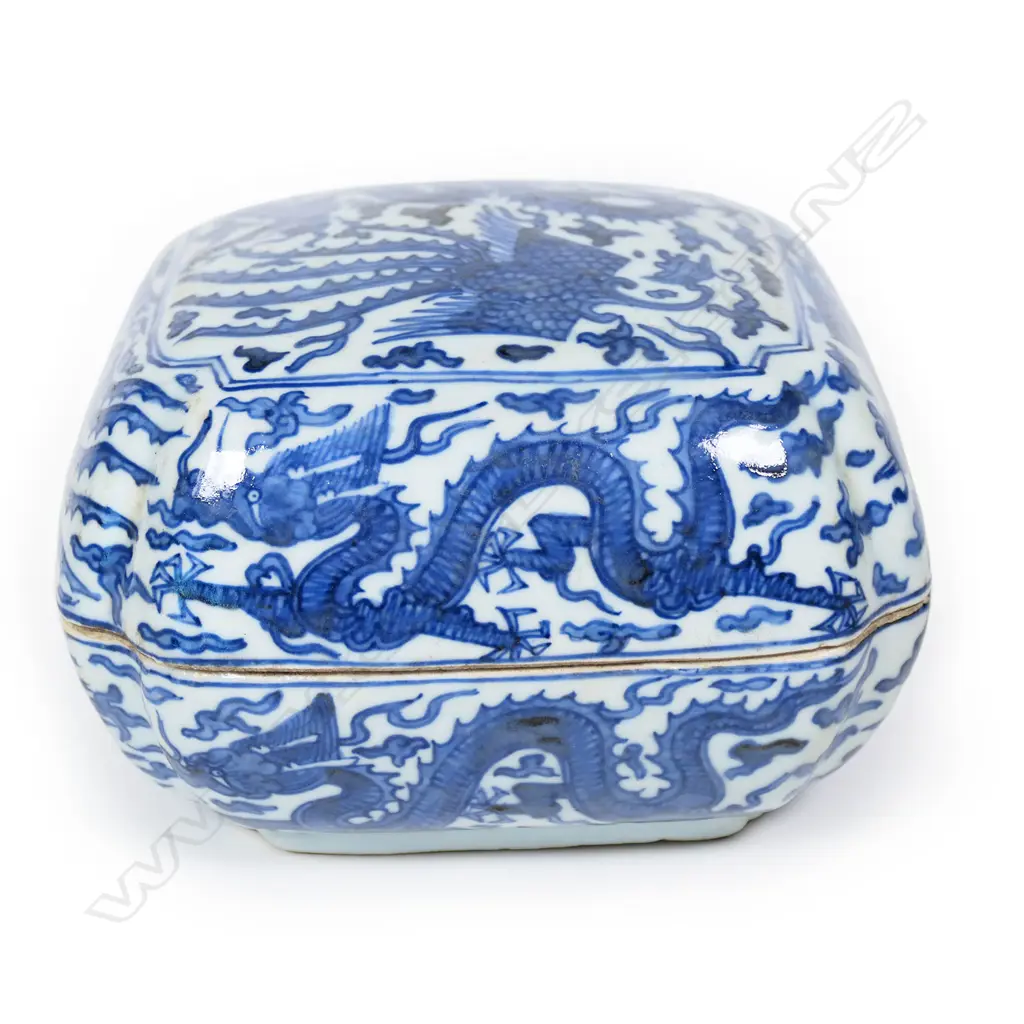 A Chinese blue and white square lidded box, Image 1++