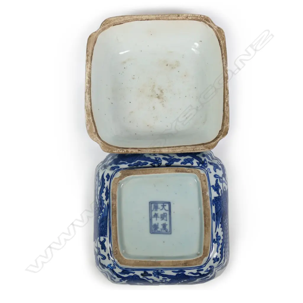 A Chinese blue and white square lidded box, Image 1++