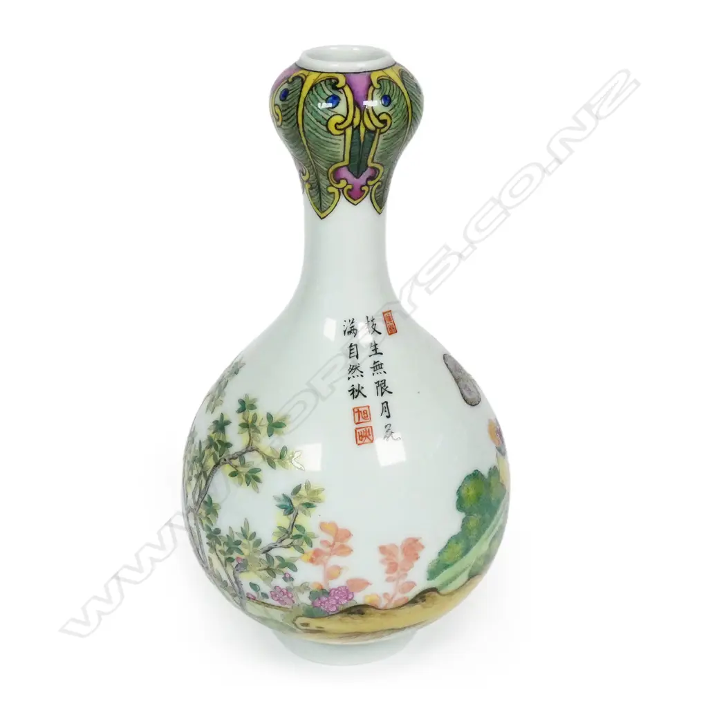 A Chinese porcelain famille rose bud vase, Image 1++