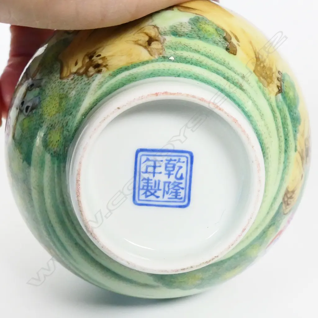 A Chinese porcelain famille rose bud vase, Image 1++