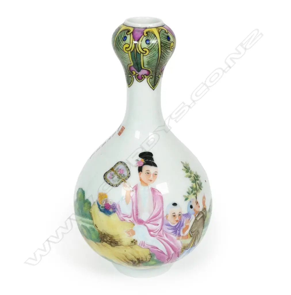 A Chinese porcelain famille rose bud vase, Image 1++