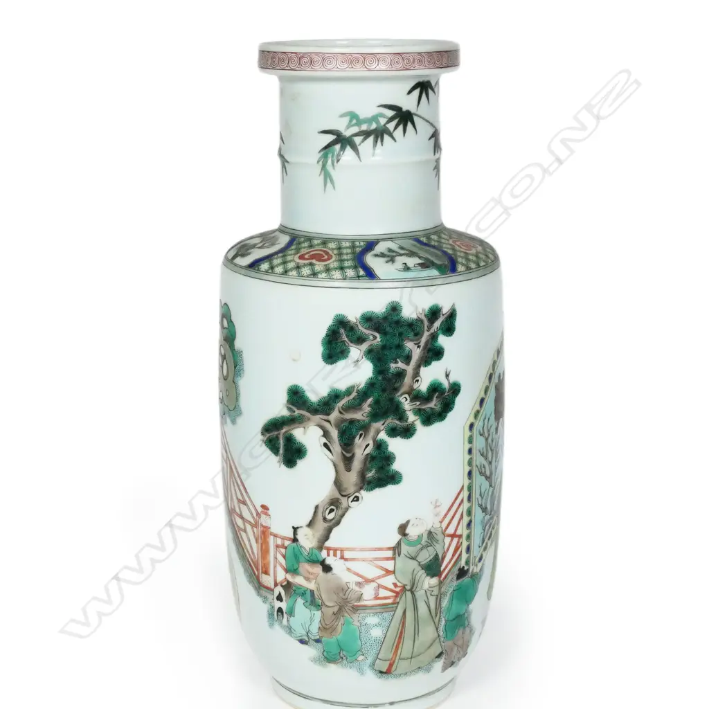 A Chinese tall porcelain famille verte vase, Image 1++