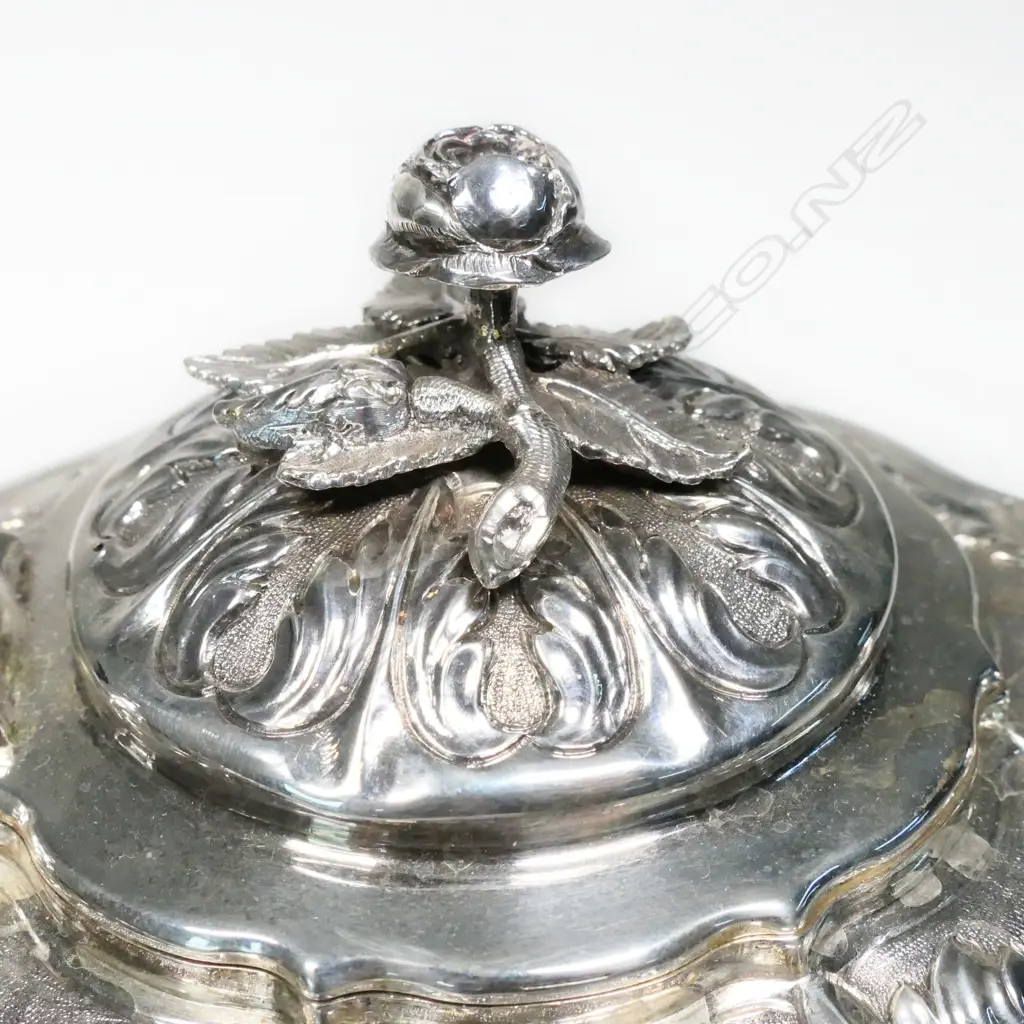 A George IV silver three piece footed tea set, Image 1++