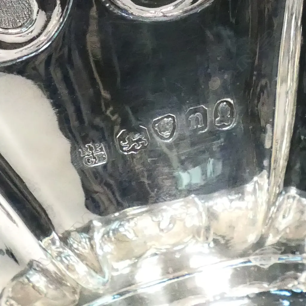 A George IV silver three piece footed tea set, Image 1++