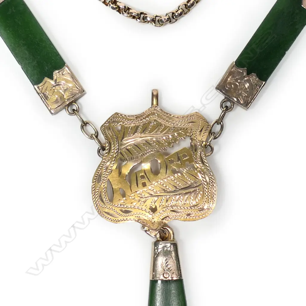 A colonial 9ct gold and pounamu necklace, Image 1++