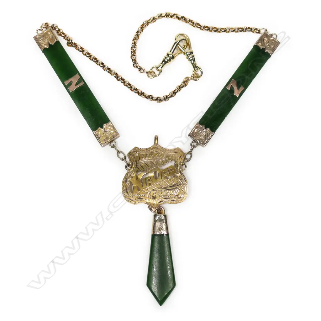 A colonial 9ct gold and pounamu necklace, Image 1++