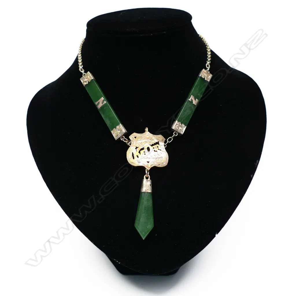 A colonial 9ct gold and pounamu necklace, Image 1++