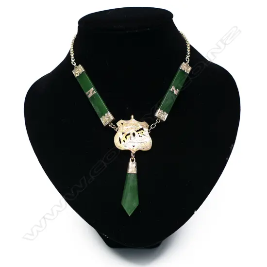 A colonial 9ct gold and pounamu necklace,