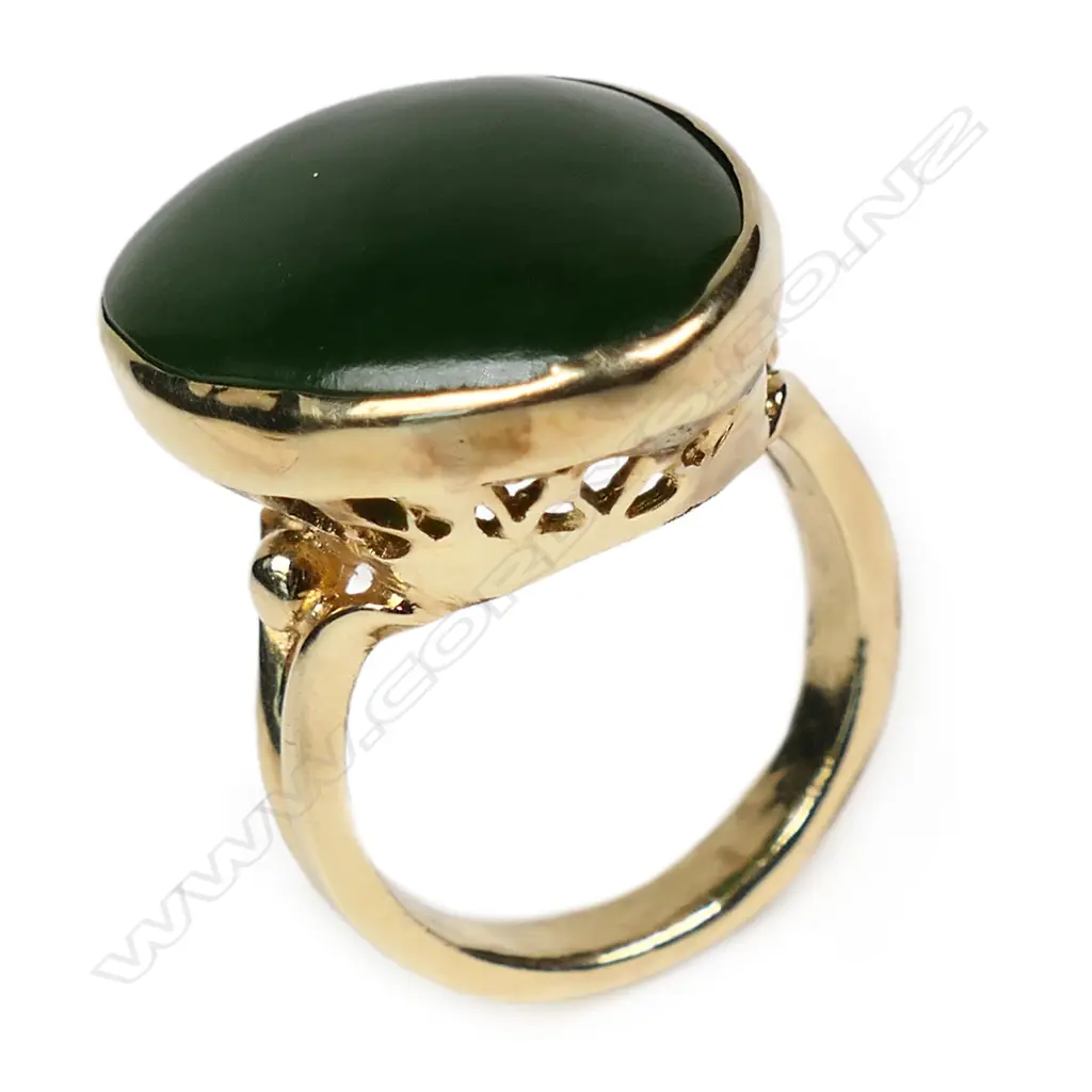 A substantial vintage 12ct yellow gold and pounamu ring, Image 1++