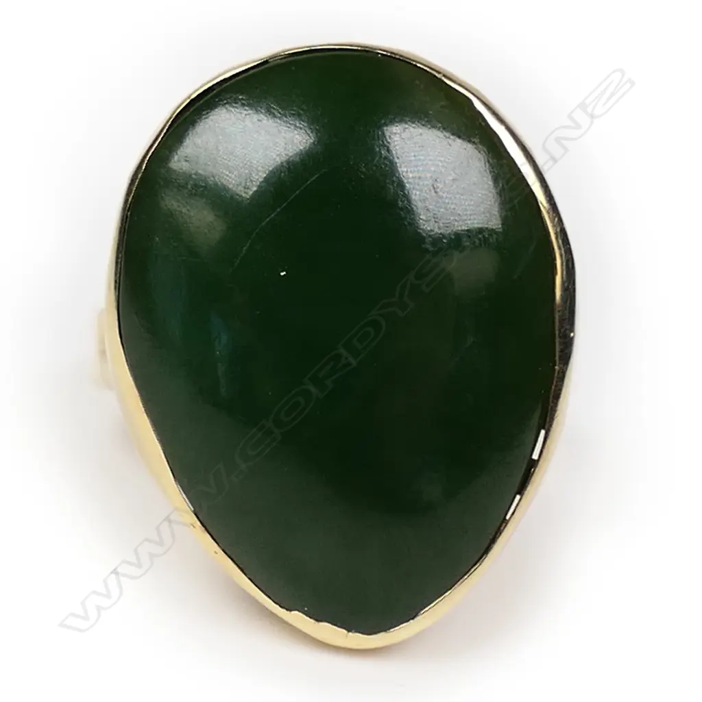 A substantial vintage 12ct yellow gold and pounamu ring, Image 1++