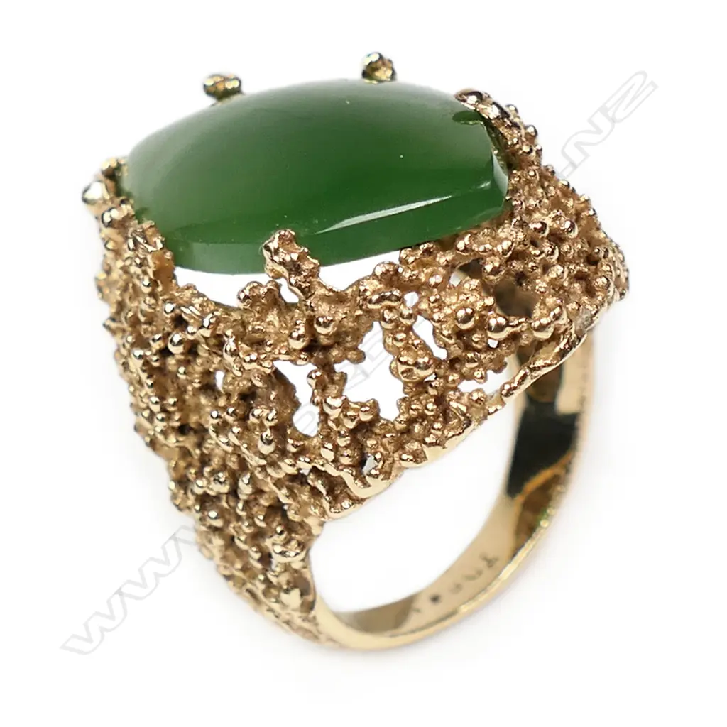 A substantial retro 9ct yellow gold and pounamu dress ring, Image 1++