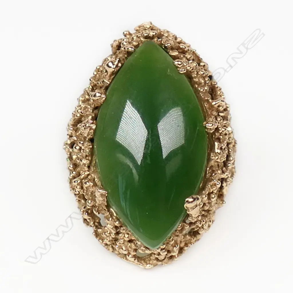 A substantial retro 9ct yellow gold and pounamu dress ring, Image 1++