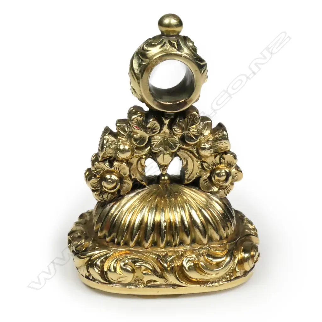 A good fancy 18ct yellow gold chalcedony engraved seal, Image 1++