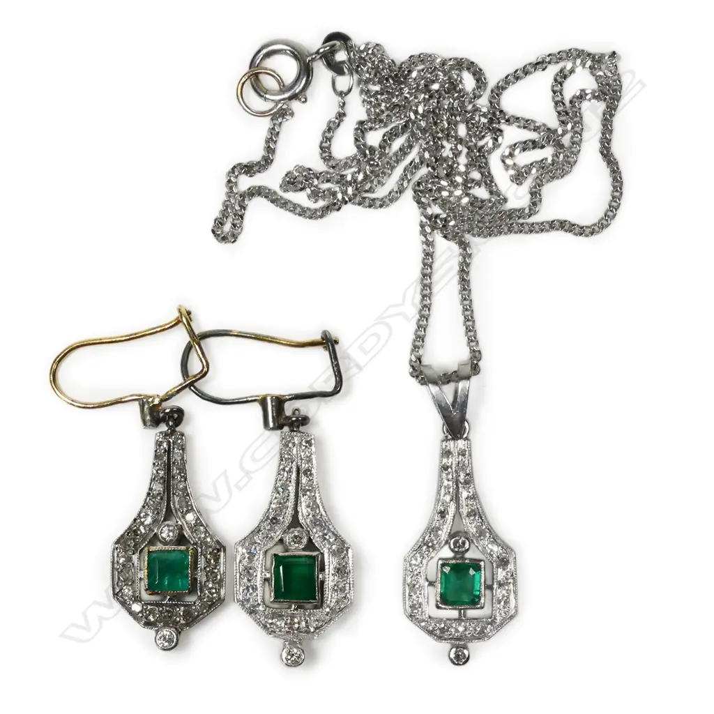 A platinum Art Deco diamond and emerald parure, Image 1++