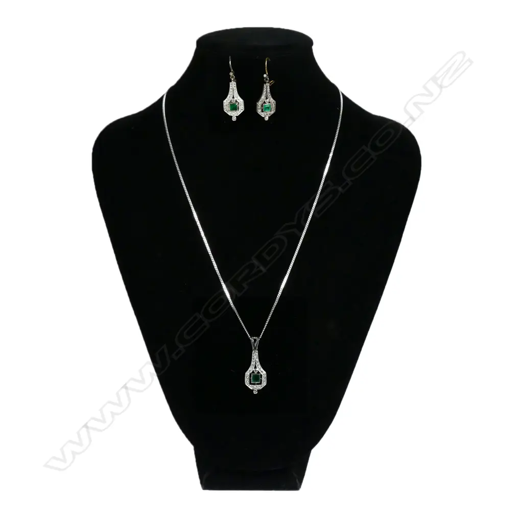 A platinum Art Deco diamond and emerald parure, Image 1++