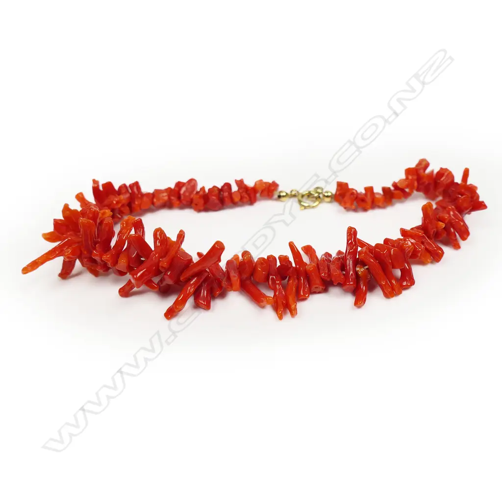 A vintage red twig coral parure, Image 1++