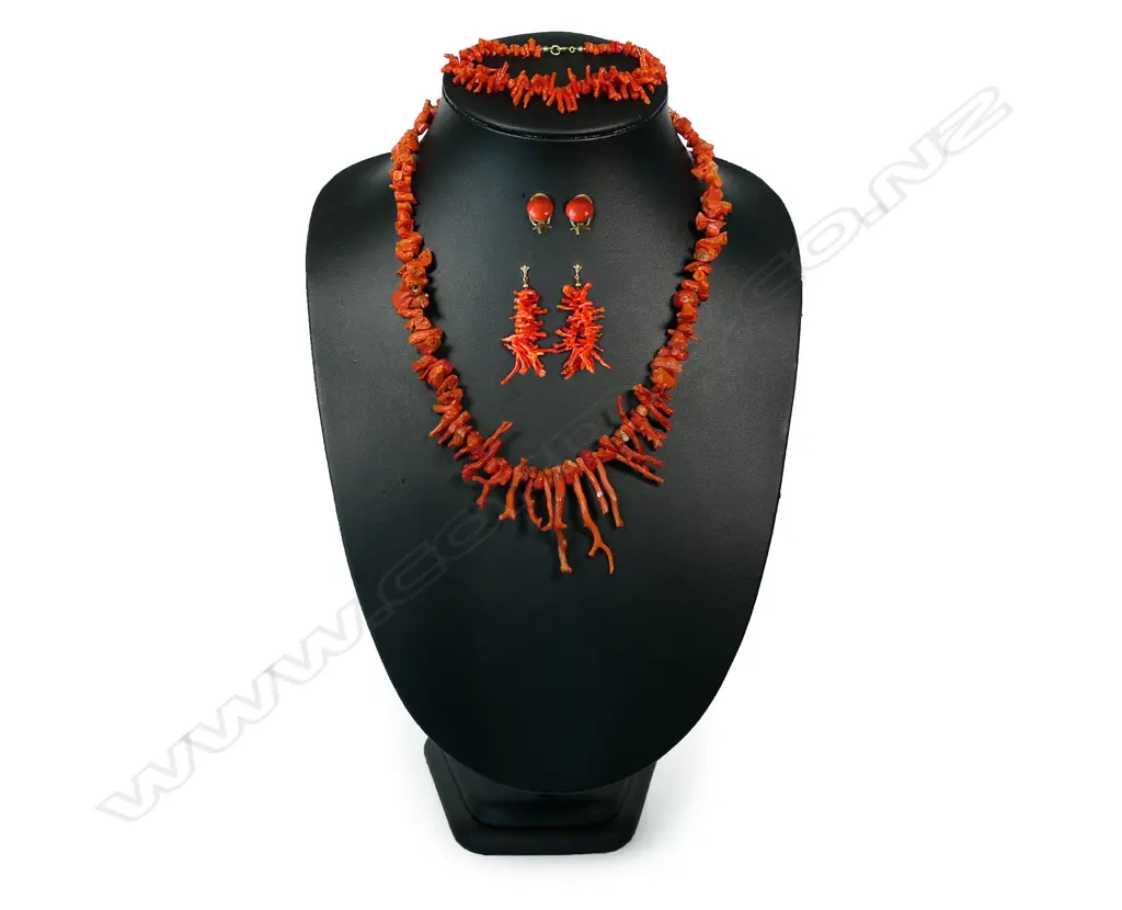 A vintage red twig coral parure, Image 1++