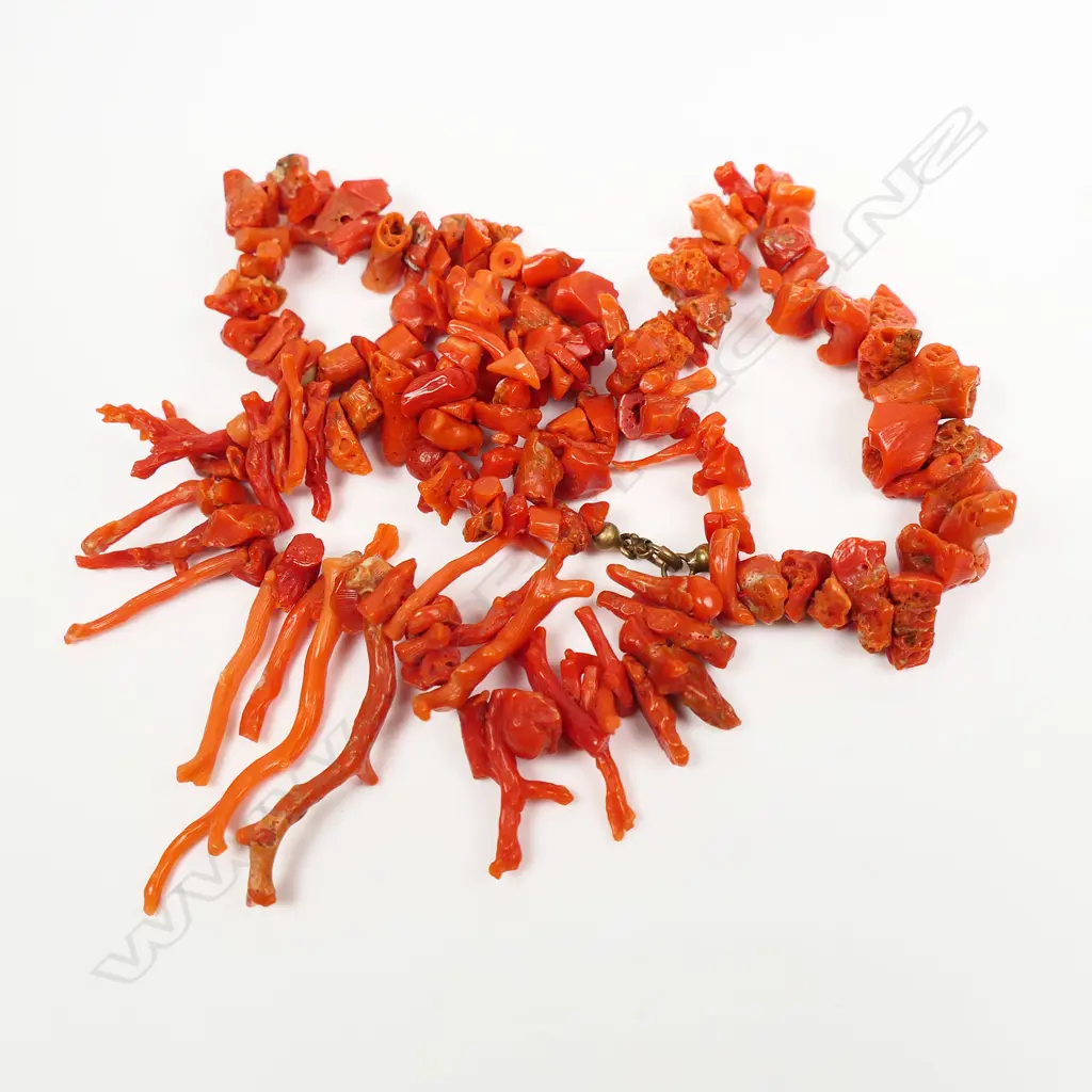 A vintage red twig coral parure, Image 1++