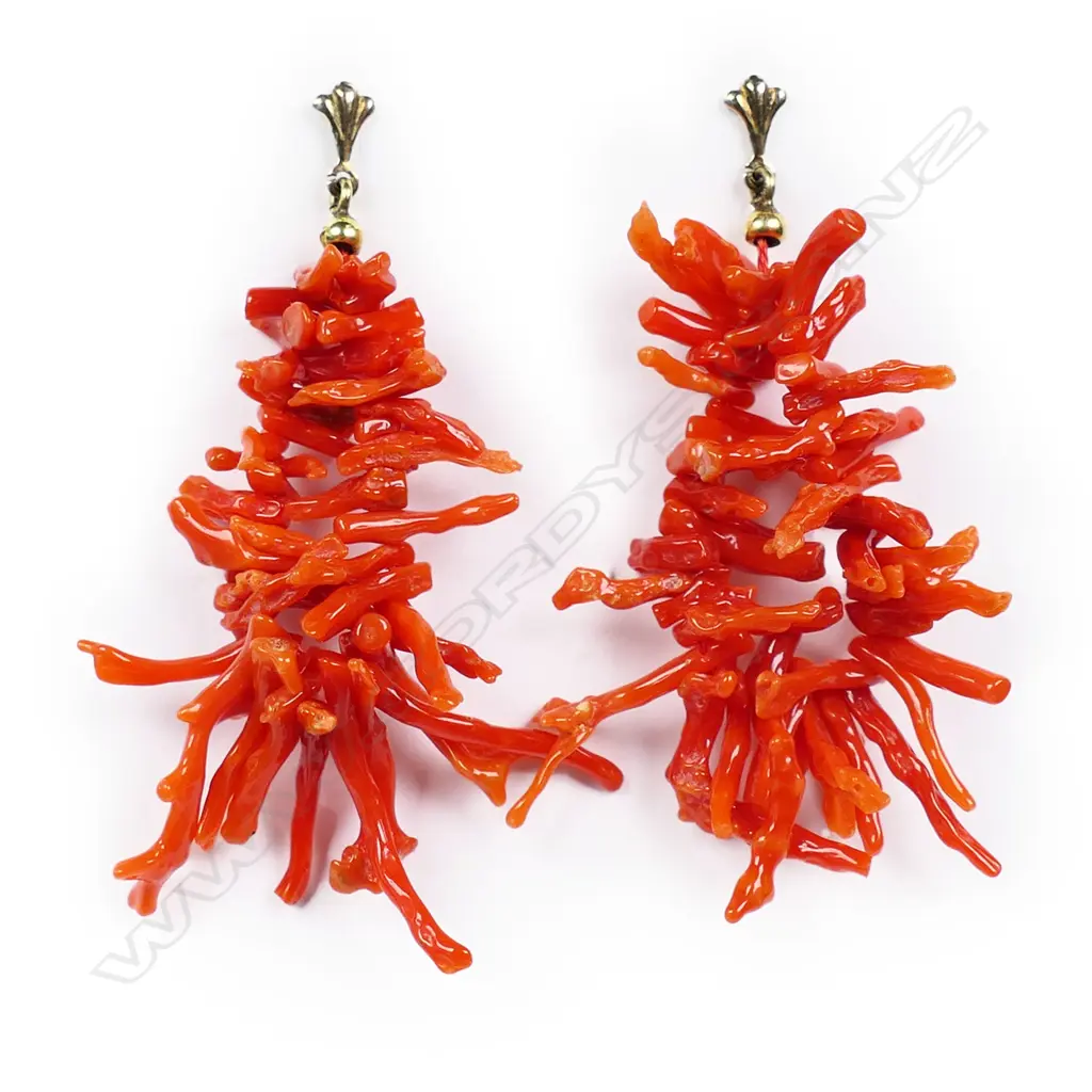 A vintage red twig coral parure, Image 1++