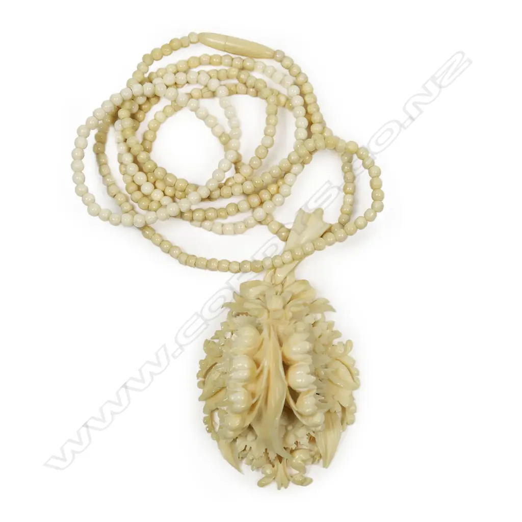 A vintage carved ivory locket, Image 1++