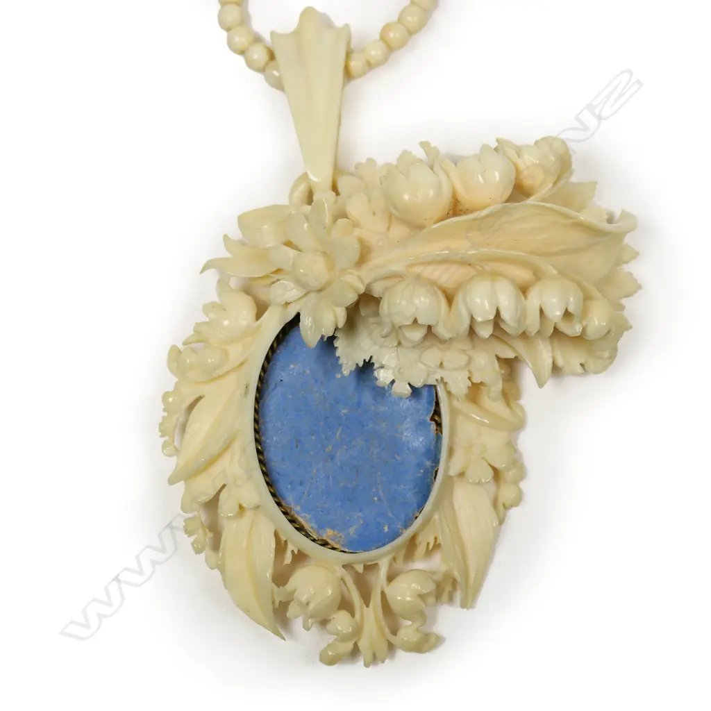 A vintage carved ivory locket, Image 1++