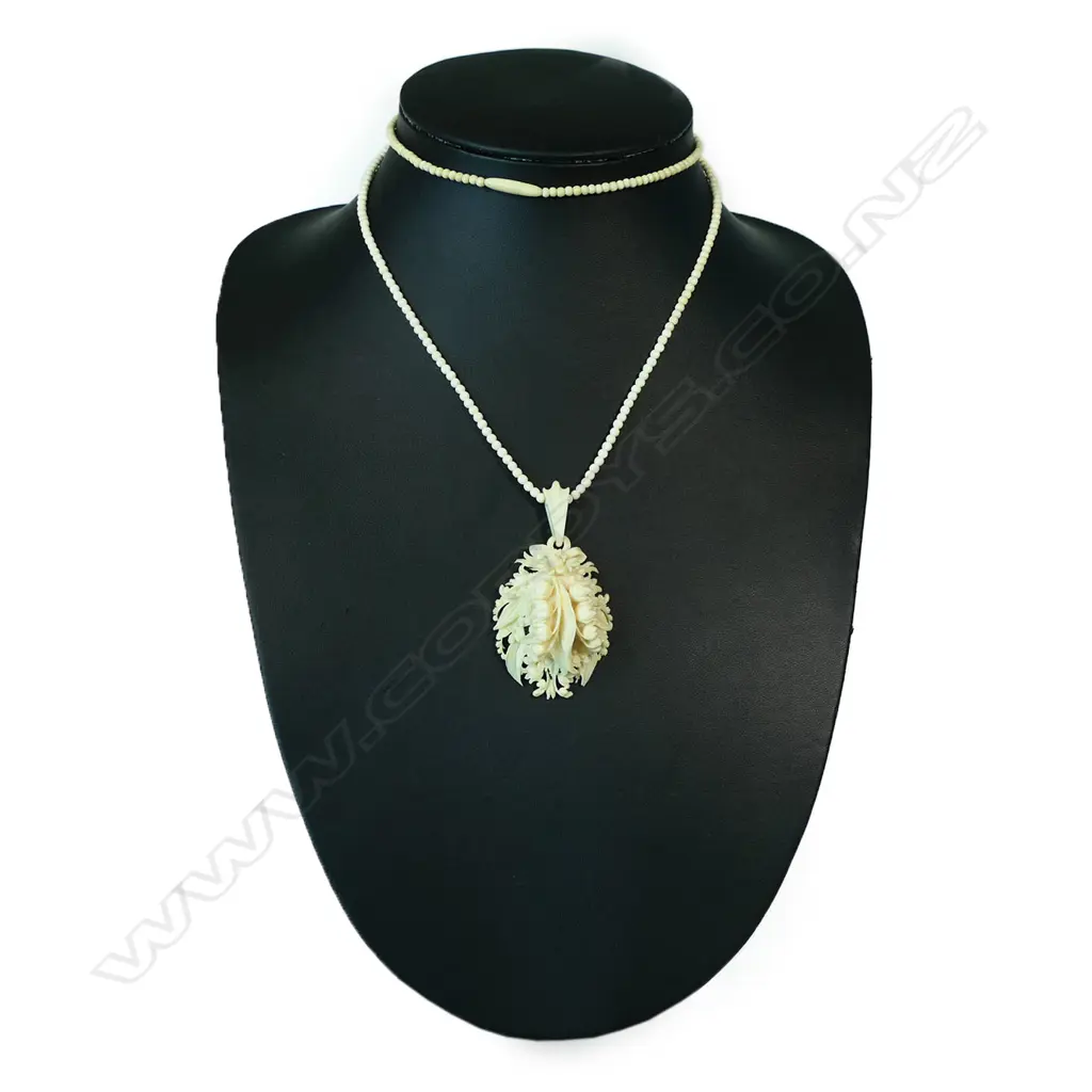 A vintage carved ivory locket, Image 1++