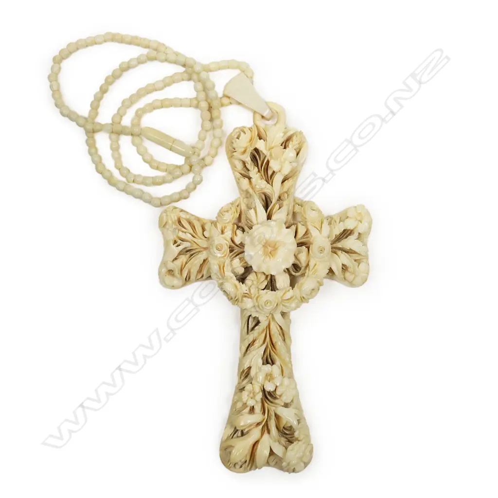 A vintage carved ivory cross, Image 1++