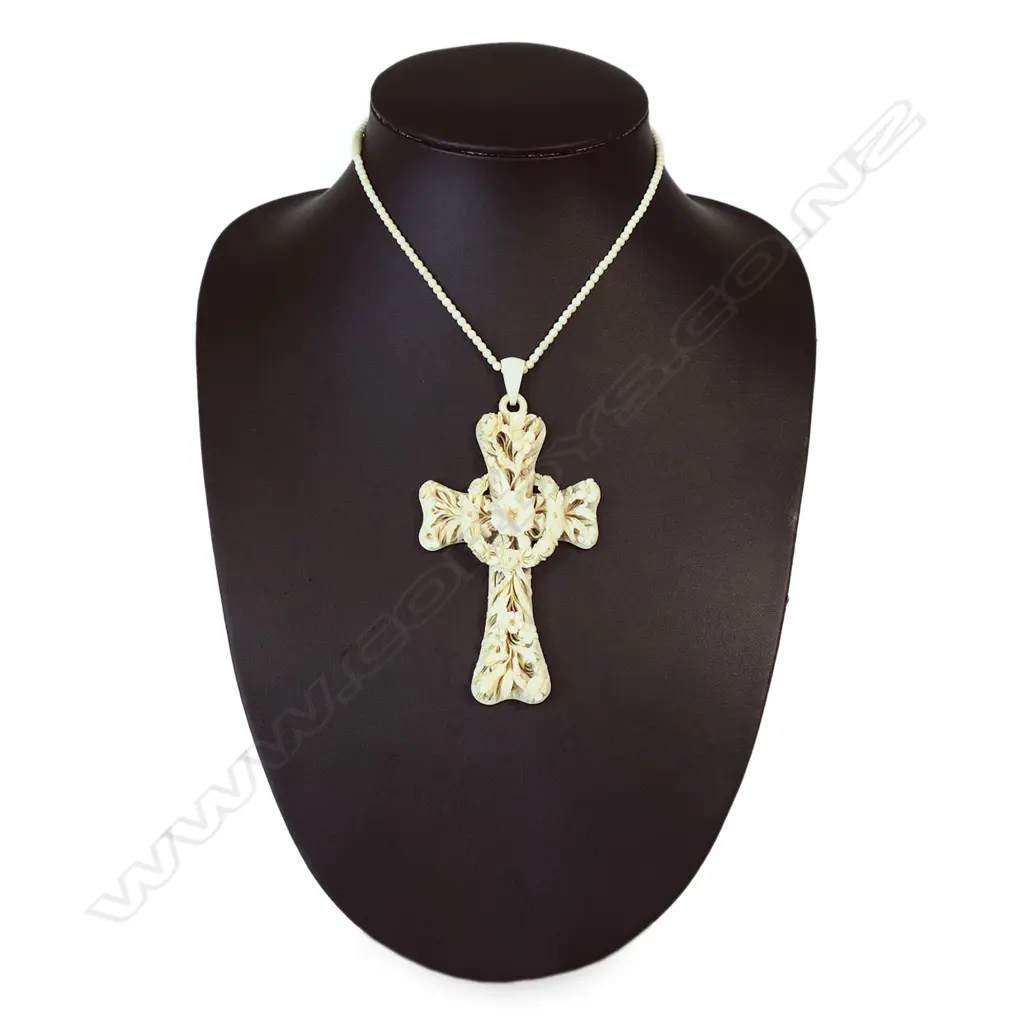 A vintage carved ivory cross, Image 1++