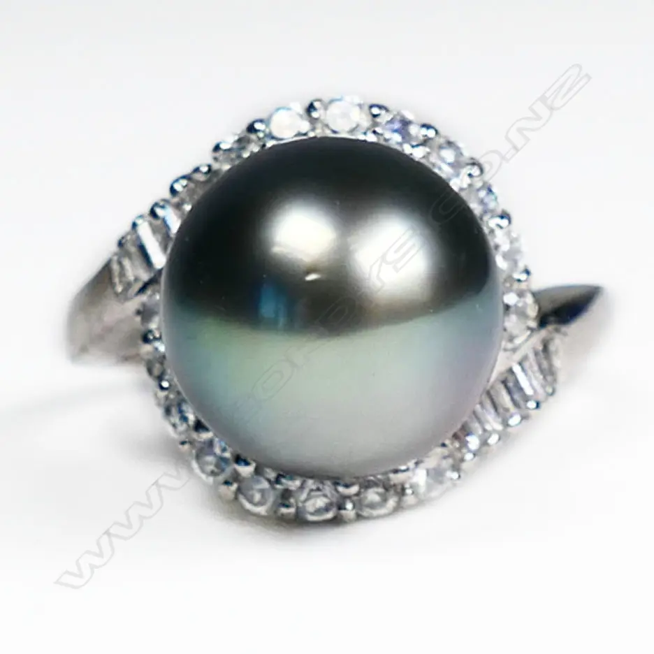 A large South Seas black pearl and silver ring, Image 1++
