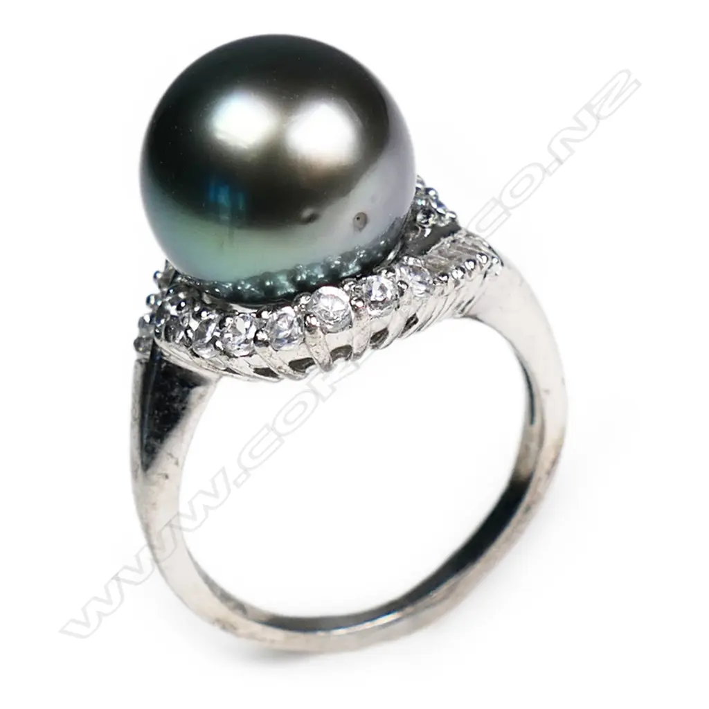 A large South Seas black pearl and silver ring, Image 1++