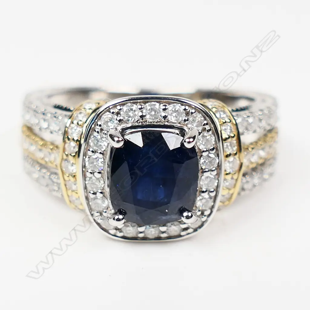 A 14ct gold sapphire and diamond statement ring, Image 1++