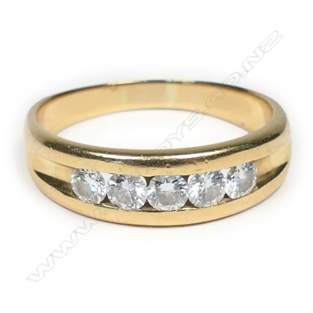 An 18ct gold and five stone diamond ring, Image 1++