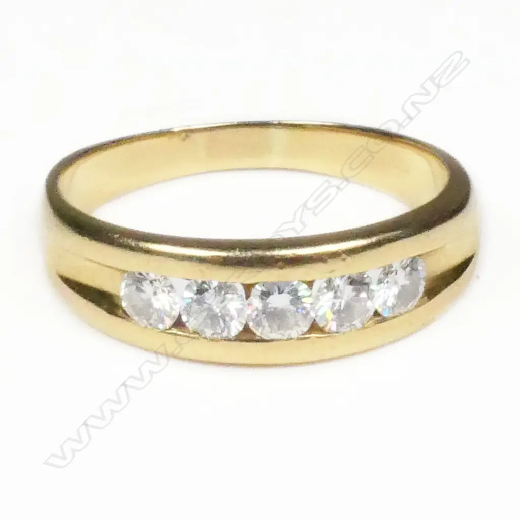 An 18ct gold and five stone diamond ring, Image 1++