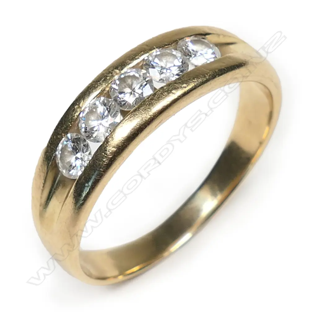 An 18ct gold and five stone diamond ring, Image 1++