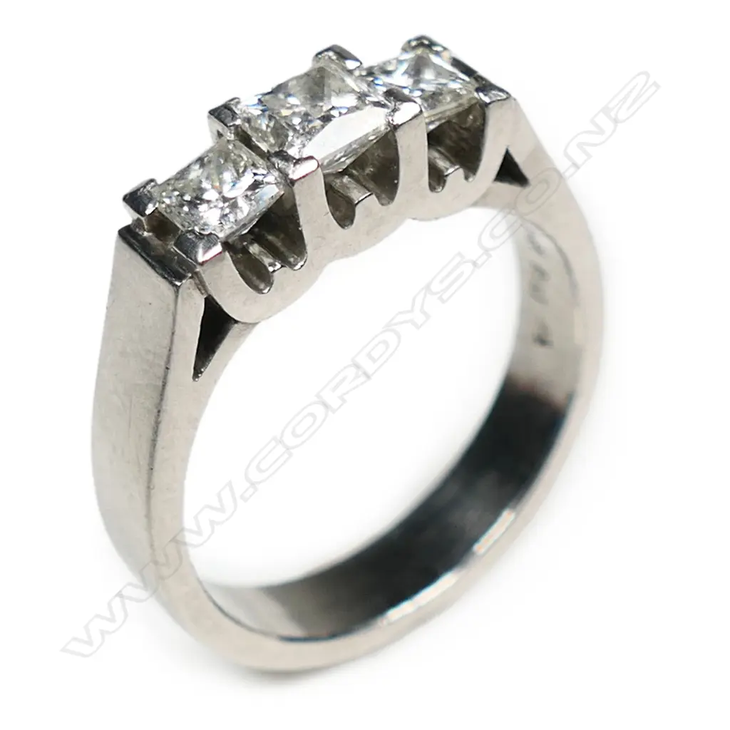 A platinum and three stone diamond ring, Image 1++