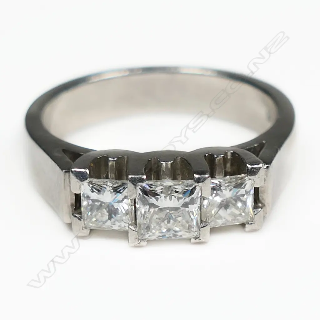 A platinum and three stone diamond ring, Image 1++
