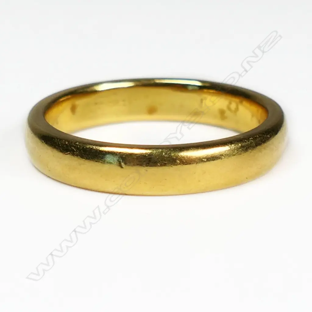 An old 24ct yellow gold plain band ring, Image 1++