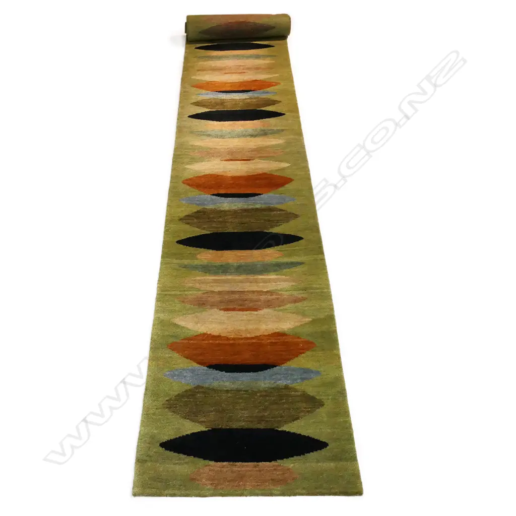 A Source Mondial 'Moeraki' hand-knotted wool runner Image 1++