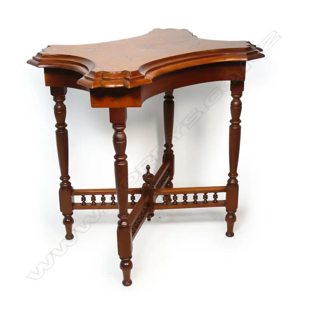 A Colonial kauri side table, Image 1++