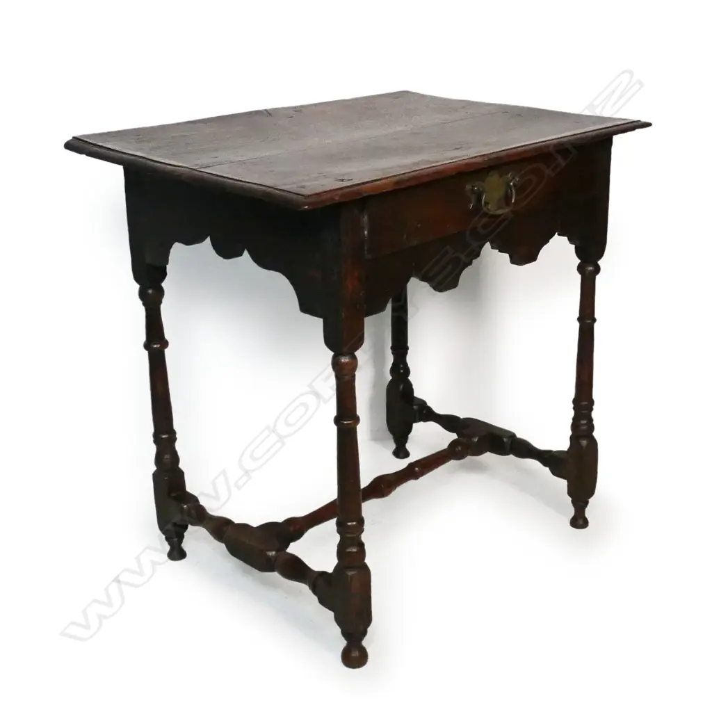 A Georgian oak lowboy, Image 1++