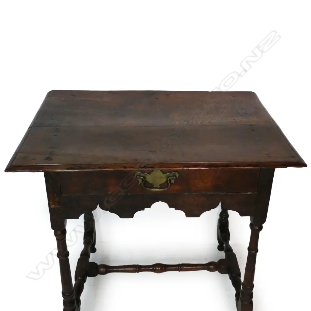 A Georgian oak lowboy, Image 1++