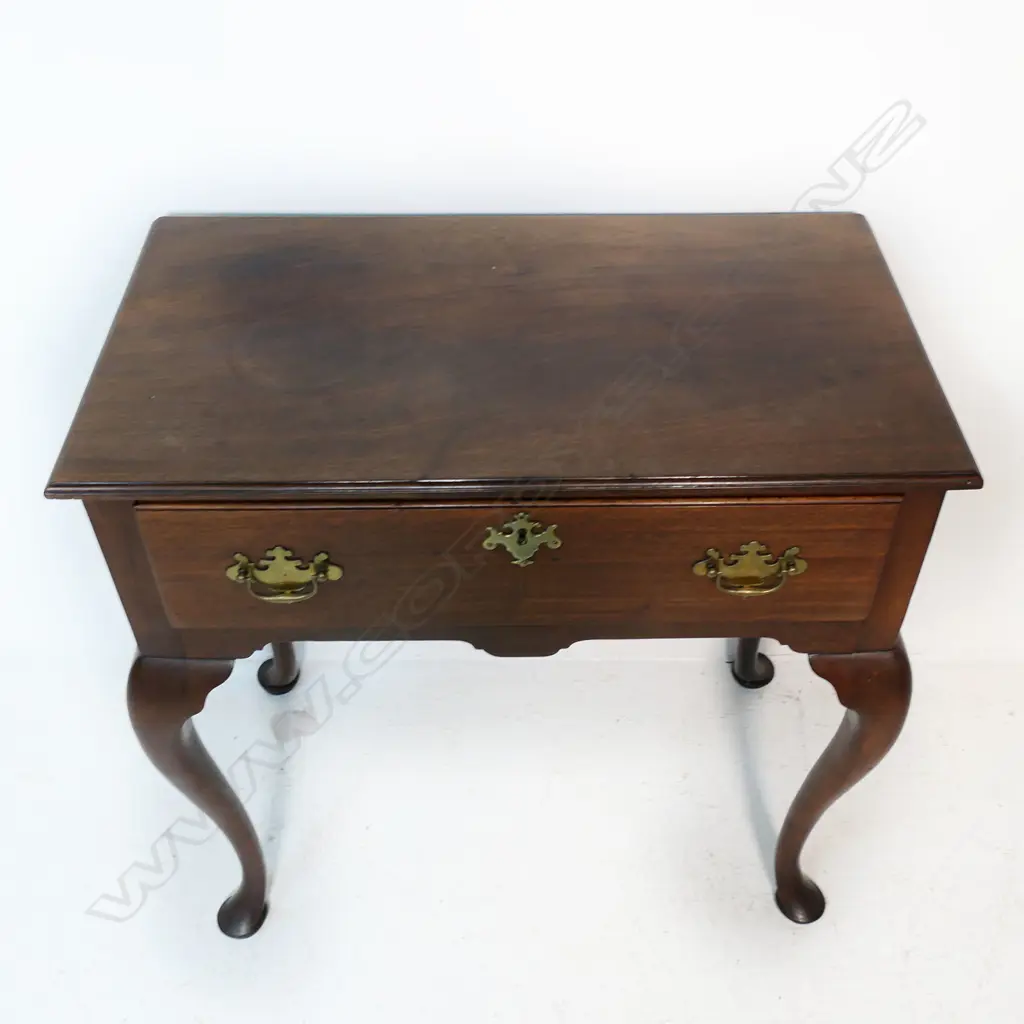 A Georgian mahogany lowboy, Image 1++