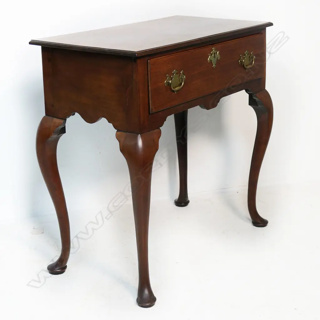 A Georgian mahogany lowboy, Image 1++