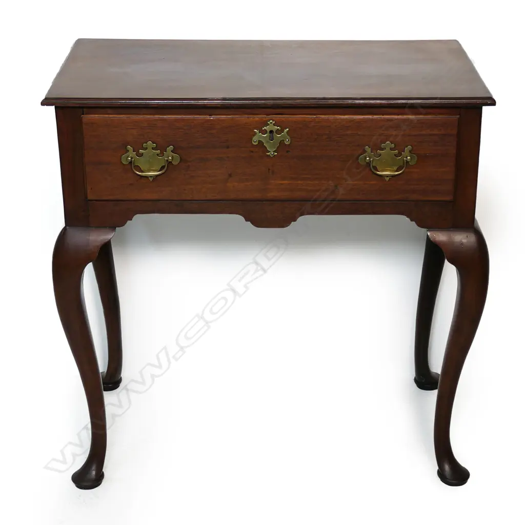 A Georgian mahogany lowboy, Image 1++