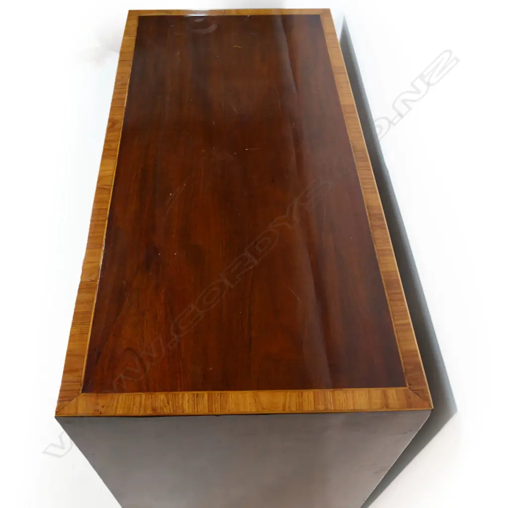 A Georgian flat front five drawer chest. Image 1++