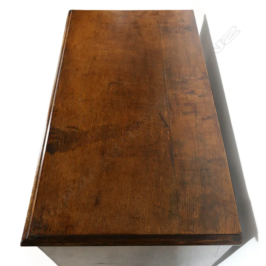 A Georgian oak five drawer flat front chest, Image 1++