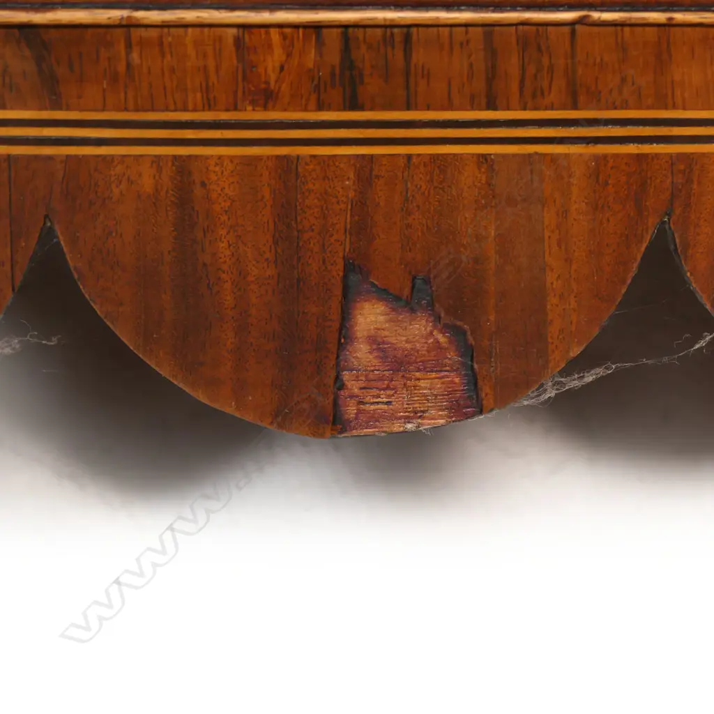 A Georgian bowfront mahogany four drawer chest, Image 1++